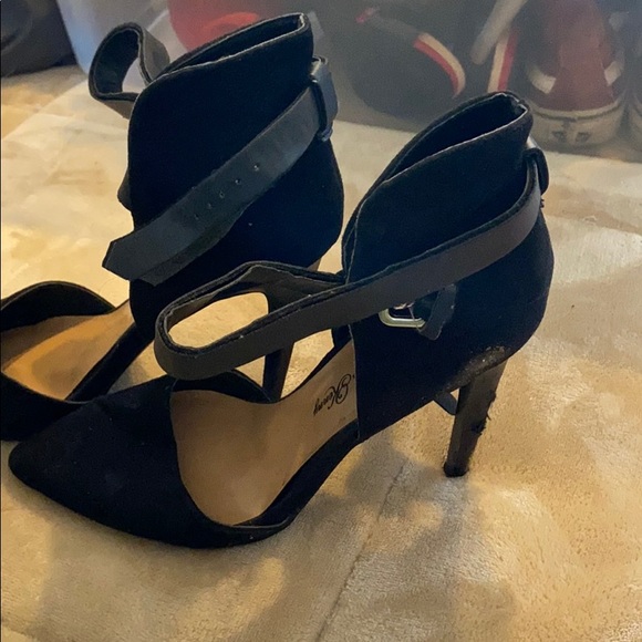 Heels - Picture 2 of 3